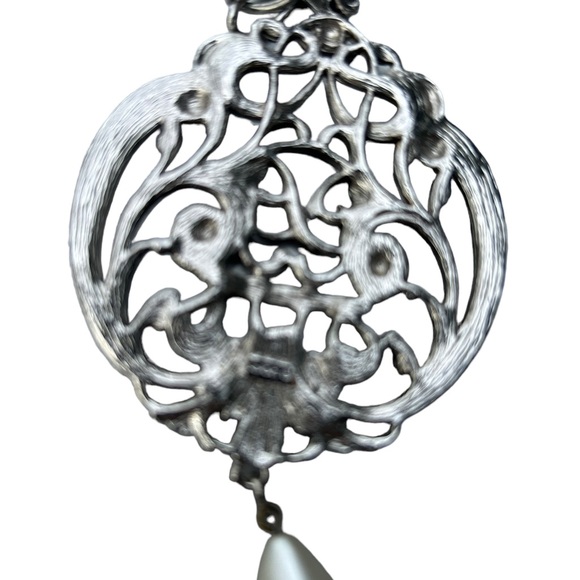 Vintage Avon Silvertone Art Nouveau Scroll Faux Pearl Drop Pendant Necklace - Picture 5 of 5